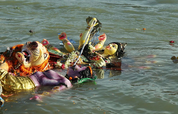 মহা ষষ্ঠীর মধ্য দিয়ে শুরু হয় সনাতন ধর্মাবলম্বীদের সবচেয়ে বড় ধর্মীয় উৎসব শারদীয় দুর্গোৎসব। পাঁচ দিনব্যাপী এই দুর্গোৎসব উদযাপন শেষে আজ বিকেলে প্রতিমা বিসর্জনে যোগ দিয়েছে সনাতন ধর্মের অনুসারীরা। ছবি: মাহবুব আলম