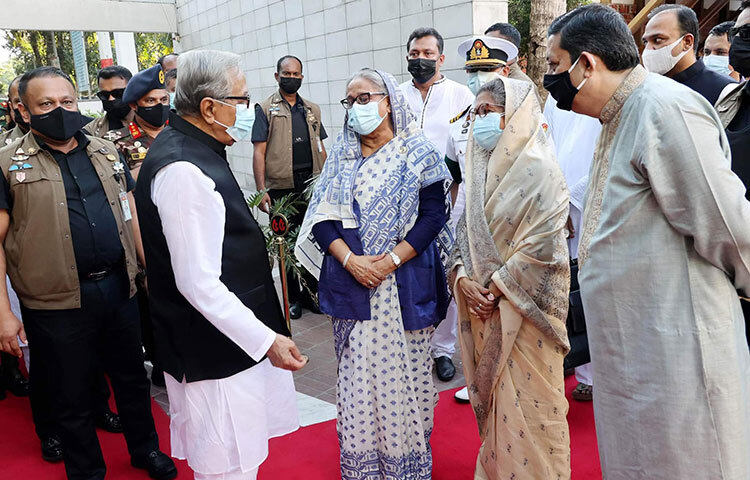 রাষ্ট্রপতি এম আবদুল হামিদ গোপালগঞ্জের টুঙ্গিপাড়ায় পৌঁছলে প্রধানমন্ত্রী শেখ হাসিনা ও তার বোন বঙ্গবন্ধুর কনিষ্ঠ কন্যা শেখ রেহানা, স্থানীয় গণ্যমান্য ব্যক্তিবর্গ ও প্রশাসনের কর্মকর্তারা রাষ্ট্রপতিকে স্বাগত জানান। ছবি: ইয়াসিন কবির জয়