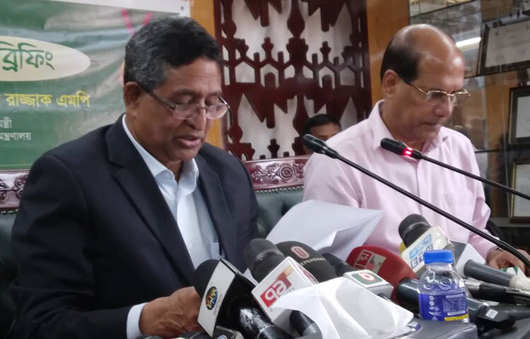 দেশে সরকারি গুদামে পর্যাপ্ত পরিমাণ খাদ্যশস্য মজুত রয়েছে বলে জানিয়েছেন কৃষিমন্ত্রী মো. আব্দুর রাজ্জাক। তিনি বলেন, দেশে দুর্ভিক্ষ হওয়ার কোনো সুযোগ নেই। সচিবালয়ে বঙ্গবন্ধু জাতীয় কৃষি পুরস্কার নিয়ে সংবাদ সম্মেলনে এ কথা বলেন মন্ত্রী। ছবি: বিপ্লব দিক্ষিৎ