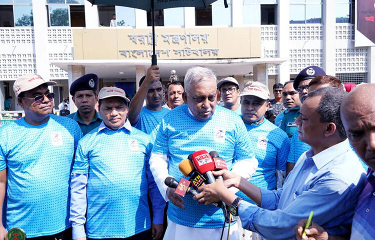 রাত থেকেই বিএনপির কর্মীরা সমাবেশস্থলে কেন বসে থাকবে এমন প্রশ্ন তুলেছেন স্বরাষ্ট্রমন্ত্রী আসাদুজ্জামান খান কামাল। তিনি বলেছেন, আমি বলবো তারা (বিএনপি) যেন তাদের ভাষা, তাদের বাক্য, সবকিছু যেন পরিমিতভাবে ব্যবহার করেন। আজ সচিবালয়ে আয়োজিত মিনি ম্যারাথন ও বার্ষিক ক্রীড়া প্রতিযোগিতার উদ্বোধনী অনুষ্ঠানে সাংবাদিকদের এক প্রশ্নের জবাবে তিনি এসব কথা বলেন। ছবি: জাগো নিউজ