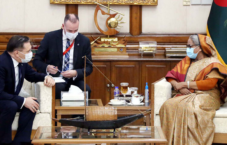 রূপপুর পারমাণবিক বিদ্যুৎকেন্দ্রের জন্য বাংলাদেশকে উচ্চ ক্ষমতাসম্পন্ন চুল্লি দেওয়া হবে বলে জানিয়েছেন রাশিয়ার রাষ্ট্রীয় পরমাণু শক্তি সংস্থার (রোসাটম) মহাপরিচালক আলেক্সি লিখাচেভ। আজ প্রধানমন্ত্রী শেখ হাসিনার সঙ্গে তার সরকারি বাসভবন গণভবনে সৌজন্য সাক্ষাৎকালে আলেক্সি লিখাচেভ এ কথা বলেন। বৈঠক শেষে প্রধানমন্ত্রীর প্রেস সচিব ইহসানুল করিম সাংবাদিকদের ব্রিফ করেন। ছবি: পিআইডি