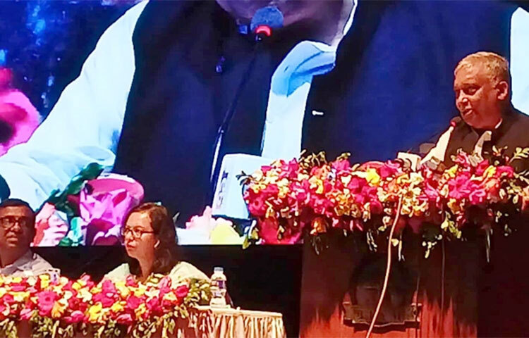 স্বরাষ্ট্রমন্ত্রী আসাদুজ্জামান খান কামাল বলেছেন, যাদের ২৫ বছর পুলিশ বাহিনীতে সার্ভিস হয়েছে বা পুলিশ সদরদপ্তর মনে করে তাদের আর প্রয়োজন নেই, শুধু তাদেরকেই অবসর দেওয়া হয়। আজ রাজধানীর ইস্কাটনের বিয়াম ফাউন্ডেশনে আয়োজিত এক অনুষ্ঠান শেষে সাংবাদিকদের প্রশ্নের জবাবে তিনি এসব কথা বলেন। ছবি: জাগো নিউজ