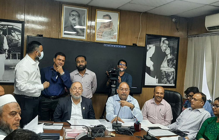 ঘূর্ণিঝড় সিত্রাং আজ সন্ধ্যায় আঘাত হানবে বলে জানিয়েছেন দুর্যোগ ব্যবস্থাপনা ও ত্রাণ প্রতিমন্ত্রী ডা. এনামুর রহমান। ঘূর্ণিঝড় সিত্রাং নিয়ে আজ সচিবালযে এক ব্রিফিংয়ে সাংবাদিকদের তিনি একথা জানান। ছবি: বিপ্লব দিক্ষিৎ