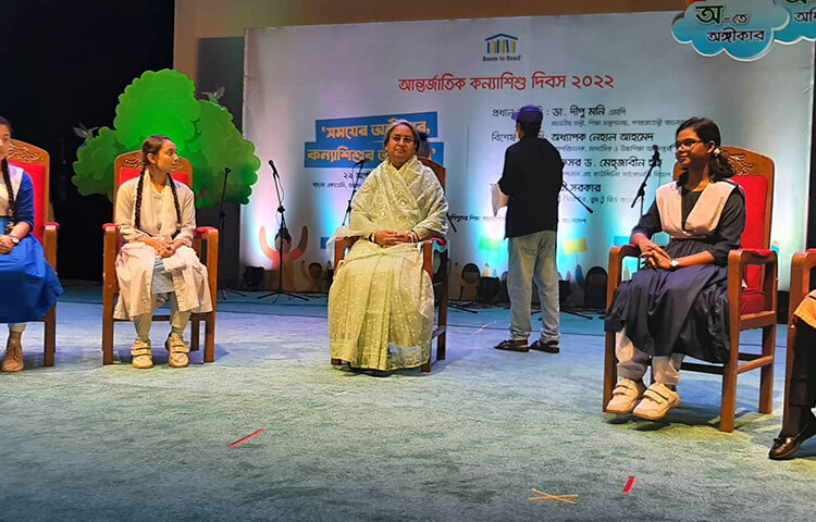 শিক্ষামন্ত্রী ডা. দীপু মনি বলেছেন, পরীক্ষায় বেশি নম্বর পাওয়াটা জীবনের লক্ষ্য হতে পারে না। আমি কী পড়ছি, সেটি বুঝে পড়াটা গুরুত্বপূর্ণ। সেটি আনন্দের সঙ্গে পাঠের বিষয় হলে শিক্ষার্থীরা আগ্রহ নিয়ে পড়বে ও শিখতে পারবে। আমরা সে কাজটি করার চেষ্টা করছি। আজ রাজধানীর বাংলা একাডেমিতে বিশ্ব শিশু কন্যা দিবস ২০২২ উপলক্ষে ‘রুম টু রিডের’ আয়োজিত অনুষ্ঠানে তিনি এসব কথা বলেন। ছবি: বিপ্লব দিক্ষিৎ