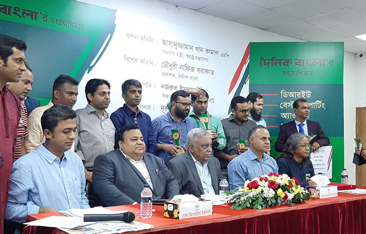 বর্তমান সরকার মিডিয়ার ওপর নিয়ন্ত্রণ করে না বলে জানিয়েছেন স্বরাষ্ট্রমন্ত্রী আসাদুজ্জামান খান কামাল। তিনি বলেন, গণমাধ্যমে প্রকাশিত খবর আমরা কেটে দেই না, কোনো এক সময় এমন সেন্সরবোর্ড ছিল। আজ বিকেলে ঢাকা রিপোর্টার্স ইউনিটির (ডিআরইউ) নসরুল হামিদ মিলনায়তনে ডিআরইউ বেস্ট রিপোর্টিং অ্যাওয়ার্ড প্রদান অনুষ্ঠানে প্রধান অতিথির বক্তব্যে তিনি এসব কথা বলেন। ছবি: জাগো নিউজ