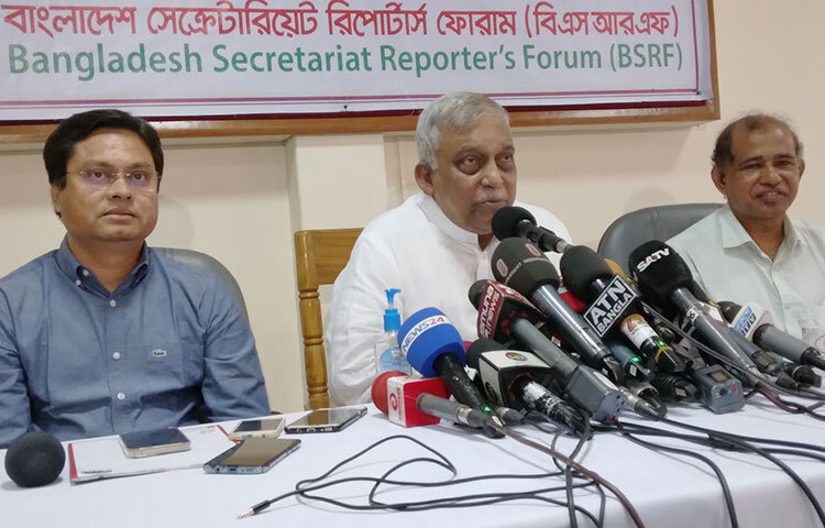 দক্ষতা ও দেশপ্রেমের ঘাটতি দেখা দেওয়ায় পুলিশ কর্মকর্তাদের অবসরে পাঠানো হচ্ছে বলে জানিয়েছেন স্বরাষ্ট্রমন্ত্রী আসাদুজ্জামান খান কামাল। সচিবালয়ের গণমাধ্যম কেন্দ্রে ‘বিএসআরএফ সংলাপ’ অনুষ্ঠানে বৃহস্পতিবার (৩ নভেম্বর) এক প্রশ্নের জবাবে মন্ত্রী এ কথা জানান। বাংলাদেশ সেক্রেটারিয়েট রিপোর্টার্স ফোরাম (বিএসআরএফ) এ সংলাপের আয়োজন করে। ছবি: জাগো নিউজ