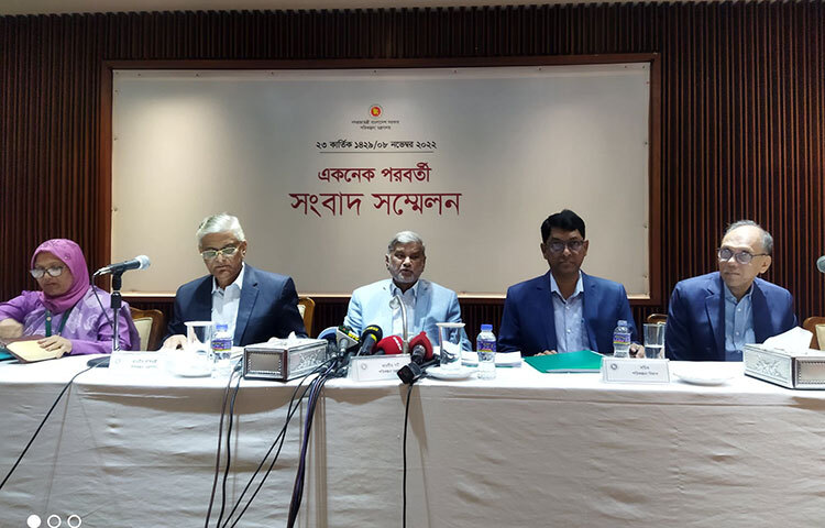 আজ শেরে বাংলা নগরে এনইসি সম্মেলন কক্ষে অনুষ্ঠিত একনেক সভা শেষে সাংবাদ সংবাদে বক্তব্য রাখেন পরিকল্পনামন্ত্রী এম এ মান্নান। ছবি: বিপ্লব দিক্ষিৎ