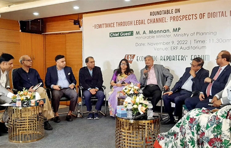 ‘সাম্প্রতিক সময়ে আমাদের রেমিট্যান্স কমে এসেছে। প্রতি মাসেই এক থেকে দুই বিলিয়ন ডলার রিজার্ভ থেকে বাজারে চলে যাচ্ছে। এতে রিজার্ভের পরিমাণ আরও কমে যাচ্ছে। বৈদেশিক মুদ্রার রিজার্ভ বাড়াতে হলে রেমিট্যান্সকে আগের অবস্থায় ফিরিয়ে নিতে হবে।’ আজ ইকোনমিক রিপোর্টার্স ফোরামের (ইআরএফ) কার্যালয়ে ‘বৈধ পথে সহজে নিরাপদে ডিজিটাল মাধ্যমে রেমিট্যান্স প্রবাহ বাড়াতে করণীয়’ শীর্ষক সেমিনারে বিশিষ্টজনরা এ কথা বলেন। ছবি: জাগো নিউজ