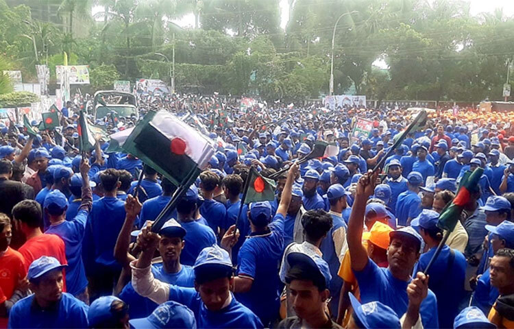 রাজধানীর শহীদ সোহরাওয়ার্দী উদ্যানে যুবলীগের যুবলীগের সুবর্ণজয়ন্তী উপলক্ষে মহাসমাবেশে যুবলীগ ও ছাত্রলীগের নেতাকর্মীদের ঢল নামে। দেশের বিভিন্ন স্থান থেকে নেতাকর্মীর সমাবেশে হাজির হন। ছবি: বিপ্লব দিক্ষিৎ