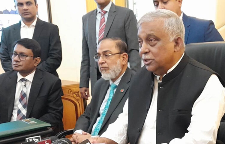 শতভাগ হজযাত্রীর ইমিগ্রেশন ও লাগেজ তল্লাশির কাজ ঢাকায় সম্পন্ন হবে। এ জন্য সৌদি আরবের সঙ্গে চুক্তি সই হয়েছে। একই সঙ্গে দু-দেশের মধ্যে নিরাপত্তা সহযোগিতার ক্ষেত্রে একটি চুক্তি সই হয়েছে। বাংলাদেশ সফররত সৌদি আরবের স্বরাষ্ট্র উপমন্ত্রী নাসের বিন আব্দুল আজিজ আল দাউদের নেতৃত্বে প্রতিনিধিদলের সঙ্গে বৈঠকে এ চুক্তি হয়। আজ সচিবালয়ে স্বরাষ্ট্র মন্ত্রণালয়ের সভাকক্ষে এ বৈঠক হয়। বাংলাদেশের প্রতিনিধি দলে নেতৃত্ব দেন স্বরাষ্ট্রমন্ত্রী আসাদুজ্জামান খান কামাল। ছবি: জাগো নিউজ