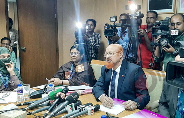 দেশের ব্যাংকব্যবস্থায় অতিরিক্ত এক লাখ ৬৯ হাজার ৫৮৬ কোটি টাকা তারল্য রয়েছে বলে জানিয়েছেন বাংলাদেশ ব্যাংকের নির্বাহী পরিচালক ও মুখপাত্র জি এম আবুল কালাম আজাদ। আজ বিকেলে বাংলাদেশ ব্যাংকের প্রধান কার্যালয়ের মূল ভবনের জাহাঙ্গীর আলম কনফারেন্স হলে এক সংবাদ সম্মেলনে এসব কথা বলেন তিনি। সমসাময়িক বিষয় নিয়ে জরুরি এ সংবাদ সম্মেলন ডাকা হয়। এ সময় কেন্দ্রীয় ব্যাংকের কর্মকর্তারা উপস্থিত ছিলেন। ছবি: জাগো নিউজ