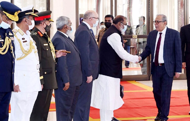 স্বাস্থ্য পরীক্ষা ও চোখের চিকিৎসার জন্য জার্মানি ও যুক্তরাজ্যে ২০ দিনের সফর শেষে দেশে ফিরেছেন রাষ্ট্রপতি মো. আবদুল হামিদ। আজ বেলা ১১টা ৫ মিনিটে রাষ্ট্রপতিকে বহনকারী বাংলাদেশ বিমানের একটি ভিভিআইপি ফ্লাইট হযরত শাহজালাল আন্তর্জাতিক বিমানবন্দরে অবতরণ করে। ছবি: পিআইডি