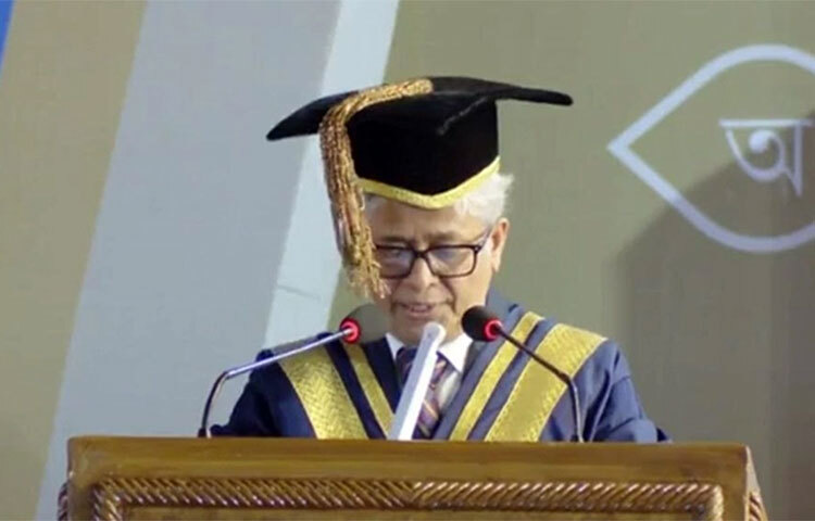 গ্র্যাজুয়েটদের উদ্দেশ্যে ঢাকা বিশ্ববিদ্যালয়ের উপাচার্য অধ্যাপক ড. মো. আখতারুজ্জামান বলেছেন, অর্জিত এই বিদ্যা, এই সনদ, এই প্রজ্ঞা সমাজে আলো ছড়ানোর আগে যেন তোমাদের অন্তররকে পুরোপুরি আলোকিত করে, সেই চেষ্টা করবে। আজ দুপুরে ঢাকা বিশ্ববিদ্যালয়ের ৫৩তম সমাবর্তন অনুষ্ঠানে তিনি এ কথা বলেন। ছবি: জাগো নিউজ