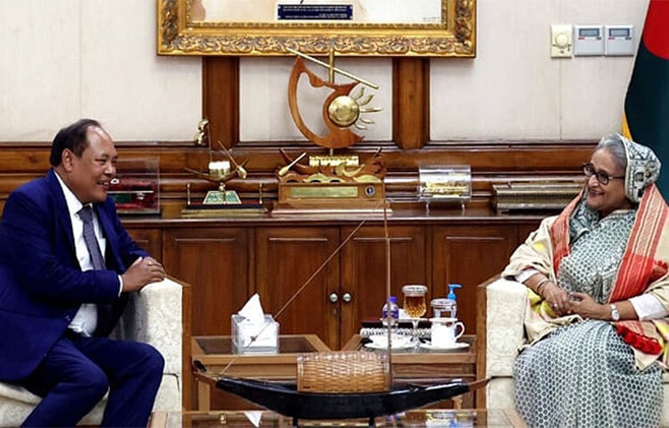 আগামী বছর পাইপলাইনের মাধ্যমে ভারত থেকে জ্বালানি তেল আমদানি শুরু হবে বলে আশাবাদ ব্যক্ত করেছেন প্রধানমন্ত্রী শেখ হাসিনা। তিনি বলেছেন, পাইপলাইনের মাধ্যমে ভারত থেকে তেল আমদানি করতে চায় বাংলাদেশ। আশা করছি আগামী বছর তা শুরু করা যাবে। আজ আসাম বিধানসভার স্পিকার বিশ্বজিৎ দাইমারি গণভবনে প্রধানমন্ত্রীর সঙ্গে সৌজন্য সাক্ষাৎ করতে এলে তিনি এ কথা বলেন। ছবি: পিআইডি