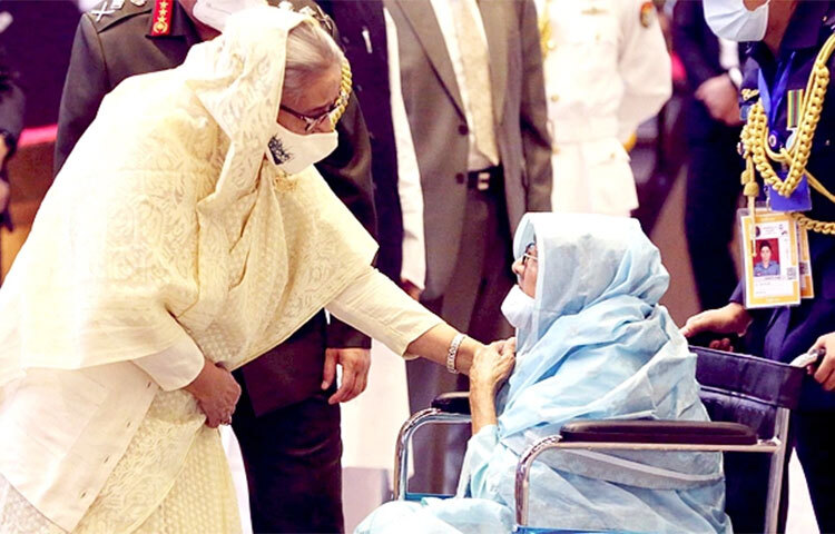 আজ সশস্ত্র বাহিনী দিবস-২০২২ উপলক্ষে ঢাকা সেনানিবাসে সশস্ত্র বাহিনীর খেতাবপ্রাপ্ত বীর মুক্তিযোদ্ধা ও তাদের উত্তরাধিকারীদের সংবর্ধনা অনুষ্ঠানে অংশগ্রহণ করেন প্রধানমন্ত্রী শেখ হাসিনা। ছবি: পিআইডি