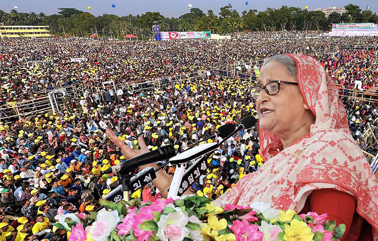 আজ বিকেলে যশোর শামস উল হুদা স্টেডিয়ামে আওয়ামী লীগের বিশাল জনসভায় ভাষণ প্রধানমন্ত্রী শেখ হাসিনা। প্রধানমন্ত্রীর আগমনে স্টেডিয়াম জনসমুদ্রে পরিণত হয়। ছবি: ইয়াসিন কবির জয়