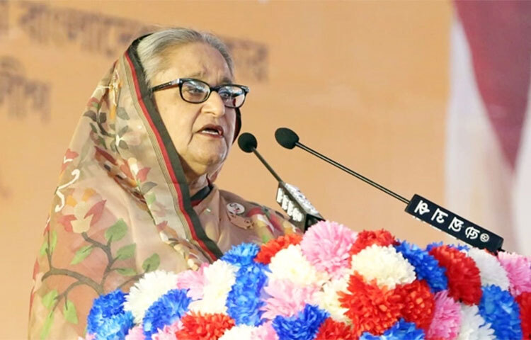 ‘ব্যাংকে টাকা নাই’- এমন গুজবে কান দিয়ে অনেকেই ব্যাংক থেকে টাকা তুলে ঘরে রাখছেন বলে মন্তব্য করে প্রধানমন্ত্রী শেখ হাসিনা বলছেন, এতে তো চোর সুযোগ পাবে। চোর ওই ঘরে যাবে। আজ ঐতিহাসিক সোহরাওয়ার্দী উদ্যানে স্বাধীনতা চিকিৎসক পরিষদের (স্বাচিপ) পঞ্চম জাতীয় সম্মেলনে প্রধানমন্ত্রী এ কথা বলেন। ছবি: সংগৃহীত
