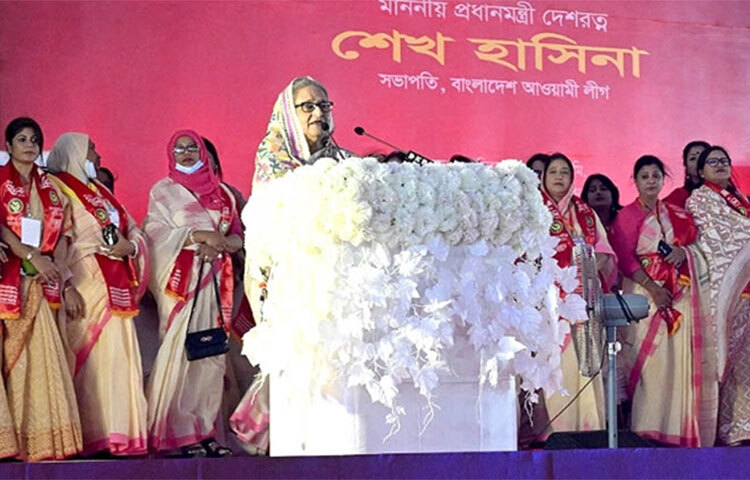 বিএনপির কর্মসূচিতে সরকারের আপত্তি নেই জানিয়ে প্রধানমন্ত্রী শেখ হাসিনা বলেছেন, ‘আন্দোলন করেন, মিছিল করেন, মিটিং করেন, কোনো আপত্তি নেই। তবে, একজন মানুষের ওপরও আক্রমণ হলে একটাকেও ছাড়বো না।’ আজ ঐতিহাসিক সোহরাওয়ার্দী উদ্যানে বাংলাদেশ মহিলা আওয়ামী লীগের ষষ্ঠ ত্রি-বার্ষিক সম্মেলনে প্রধান অতিথির বক্তব্যে এ কথা বলেন প্রধানমন্ত্রী। ছবি: সংগৃহীত