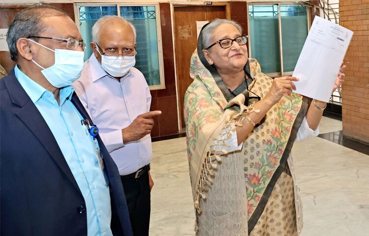 রাজধানীর শেরে বাংলা নগরে অবস্থিত জাতীয় চক্ষু বিজ্ঞান ইনস্টিটিউট ও হাসপাতালে সাধারণ রোগীর মতো ১০ টাকায় টিকিট কেটে চোখের পরীক্ষা করালেন বঙ্গবন্ধুকন্যা প্রধানমন্ত্রী শেখ হাসিনা। ছবি: পিআইডি