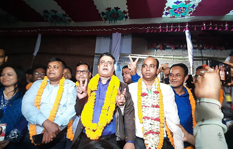 পেশাদার সাংবাদিকদের সবচেয়ে বড় সংগঠন ঢাকা রিপোর্টার্স ইউনিটির (ডিআরইউ) নির্বাচনে সভাপতি পদে বিজয়ী হয়েছেন মুরসালীন নোমানী। এছাড়া সাধারণ সম্পাদক পদে নির্বাচিত হয়েছেন মাইনুল হাসান সোহেল। আজ সন্ধ্যায় নির্বাচনের ফলাফল ঘোষণা করা হয়। এর আগে সেগুনবাগিচায় ডিআরইউ কার্যালয়ে সকাল ৯টা থেকে বিকেল ৫টা পর্যন্ত ভোটগ্রহণ চলে। ছবি: বিপ্লব দিক্ষিৎ
