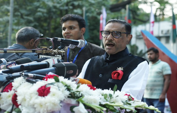 বিএনপির মহাসচিব মির্জা ফখরুল ইসলাম আলমগীরের উদ্দেশে আওয়ামী লীগের সাধারণ সম্পাদক ওবায়দুল কাদের বলেন, ফখরুল সাহেব পল্টনকে আওয়ামী লীগ ভয় পায় না। আওয়ামী লীগ ভয় পায় আপনাদের আগুন সন্ত্রাস, লাঠি মজুত করাকে। আজ বিকেল সাড়ে ৪টায় ঢাকা বিশ্ববিদ্যালয় ছাত্রলীগের সম্মেলনে যোগ দিয়ে প্রধান অতিথির বক্তব্যে মির্জা ফখরুলের উদ্দেশে এ কথা বলেন তিনি। ছবি: বিপ্লব দিক্ষিৎ