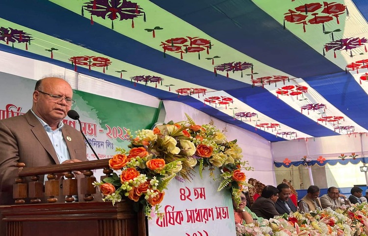 স্থানীয় সরকার, পল্লী উন্নয়ন ও সমবায় প্রতিমন্ত্রী স্বপন ভট্টাচার্য বলেছেন, কৃষকের উৎপাদিত দুধের ন্যায্যমূল্য এবং ভোক্তা শ্রেণির মধ্যে নিরাপদ ও পুষ্টিসমৃদ্ধ দুগ্ধ সরবরাহের লক্ষ্যেই বঙ্গবন্ধু মিল্কভিটা প্রতিষ্ঠা করেন। তার উদ্দেশ্য ছিল এ দেশের জনগণ যেন মেধাসম্পন্ন জাতি হিসেবে পৃথিবীতে প্রতিষ্ঠিত হতে পারে। আজ রাজধানীর তেজগাঁও দুগ্ধ ভবনে বাংলাদেশ দুগ্ধ উৎপাদনকারী সমবায় ইউনিয়নের (মিল্কভিটা) ৪২তম বার্ষিক সাধারণ সভায় প্রধান অতিথির বক্তব্যে তিনি এসব কথা বলেন। ছবি: বিপ্লব দিক্ষিৎ