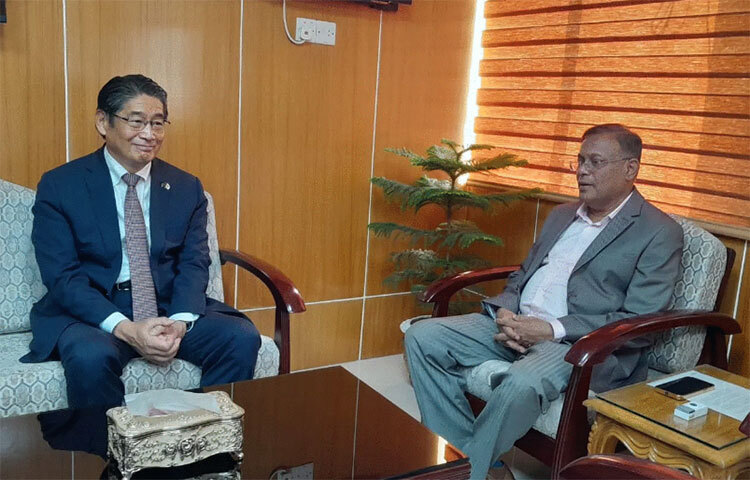 তথ্য ও সম্প্রচারমন্ত্রী ড. হাছান মাহমুদ বলেছেন, জাপান চায় বাংলাদেশে রাজনৈতিক স্থিতিশীলতা বজায় থাকুক। আজ সচিবালয়ে জাপানের বিদায়ী রাষ্ট্রদূত ইতো নাওকির সঙ্গে বৈঠক শেষে সাংবাদিকদের তিনি এ কথা বলেন। ছবি: জাগো নিউজ