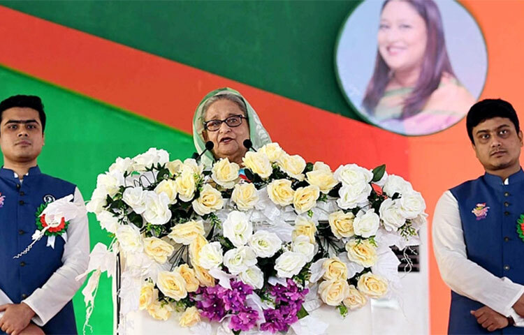 ছাত্রলীগকে বিএনপি-জামায়াতের অপপ্রচারের জবাব দেওয়ার আহ্বান জানিয়ে প্রধানমন্ত্রী ও আওয়ামী লীগ সভাপতি শেখ হাসিনা বলেছেন, জবাব দেওয়া বেশি কিছু না। তারা যেটা লিখবে, সেখানে কমেন্টে গিয়ে তারা অতীতে কী করেছে, সেটা লিখে দিলেই হয়। এরপর আর তারা অপপ্রচার করবে না। এটা ছাত্রলীগ ভালোভাবেই করতে পারবে। আজ ঐতিহাসিক সোহরাওয়ার্দী উদ্যানে ছাত্রলীগের ৩০তম সম্মেলনে তিনি এ কথা বলেন। ছবি: বিপ্লব দিক্ষিৎ