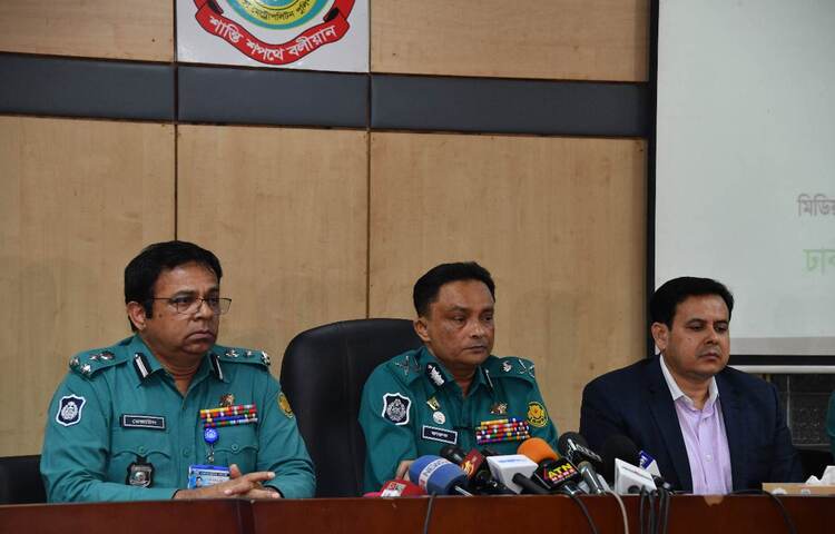 রাজধানীর নয়াপল্টনে দলের কেন্দ্রীয় কার্যালয়ের সামনে বিএনপিকে গণসমাবেশের অনুমতি দেওয়া যাবে না বলে জানিয়েছেন ঢাকা মেট্রোপলিটন পুলিশ (ডিএমপি) কমিশনার খন্দকার গোলাম ফারুক। আজ সন্ধ্যায় ডিএমপি মিডিয়া সেন্টারে বিএনপির গণসমাবেশের নিরাপত্তা সংক্রান্ত বিষয়ে জরুরি সংবাদ সম্মেলন এ কথা বলেন তিনি। ছবি: বিপ্লব দিক্ষিৎ