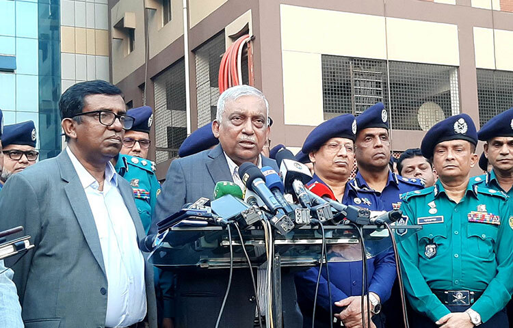 রাজধানীর সোহরাওয়ার্দী উদ্যান অথবা কালশী মাঠে বিএনপিকে সমাবেশ করার আহ্বান জানিয়েছেন স্বরাষ্ট্রমন্ত্রী আসাদুজ্জামান খান কামাল। আজ বিকেলে রাজধানীর রাজারবাগ কেন্দ্রীয় পুলিশ হাসপাতালে নয়াপল্টনে সংঘর্ষে আহত পুলিশ সদস্যদের দেখে ফেরার সময় সাংবাদিকদের এসব কথা বলেন স্বরাষ্ট্রমন্ত্রী। ছবি: বিপ্লব দিক্ষিৎ