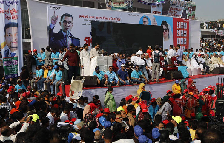 বিএনপির ঢাকা বিভাগীয় গণসমাবেশ আজ অনুষ্ঠিত হয়েছে। নির্ধারিত সময়ের আগেই, সকাল ১০টার পর থেকে রাজধানীর গোলাপবাগ মাঠে সমাবেশ শুরু হয়েছে। যদিও সমাবেশ শুরু হওয়ার কথা ছিল বেলা ১১টায়। ছবি: বিপ্লব দিক্ষিৎ