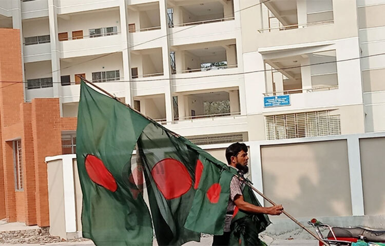 মহান বিজয় দিবসকে সামনে রেখে ঝালকাঠিতে চলছে জাতীয় পতাকা বিক্রির ধুম। সকাল থেকে সন্ধ্যা পর্যন্ত পাড়া, মহল্লায়, অলি-গলিতে ঘুরে পতাকা বিক্রি করছেন একশ্রেণির মৌসুমি বিক্রেতা। ঝালকাঠির বিভিন্ন জায়গা ঘুরে দেখা যায়, বাড়ির ছাদ, বারান্দা, বেলকুনি, গাড়ি, রিকশা, এমনকি সাইকেলের সামনে দুলছে লাল-সবুজের পতাকা। ছবি: আতিকুর রহমান