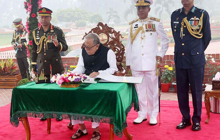 রাষ্ট্রপতি মো. আবদুল হামিদ মহান বিজয় দিবসে আজ সকালে সাভার জাতীয় স্মৃতিসৌধে পুস্পস্তবক অর্পণ করে শ্রদ্ধা জানানো শেষে পরিদর্শন বইতে স্বাক্ষর করেন। ছবি: ইয়াসিন কবির জয়