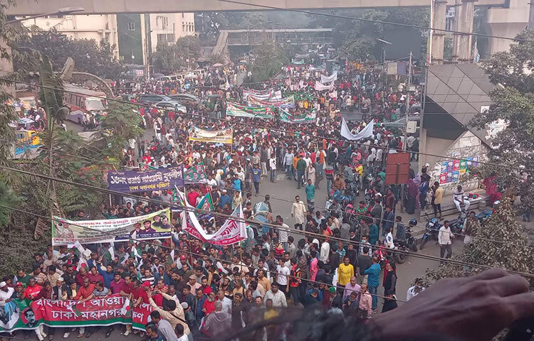 মহান বিজয় দিবস উপলক্ষে কেন্দ্রঘোষিত কর্মসূচির অংশ হিসেবে রাজধানীতে বিজয় শোভাযাত্রা বের করেছে ক্ষমতাসীন আওয়ামী লীগ। এতে নেতাকর্মীদের ঢল নেমেছে। আজ বিকেলে রাজধানীর রমনার ইঞ্জিনিয়ার্স ইনস্টিটিউশনের সামনে থেকে এ শোভাযাত্রা শুরু হয়েছে। ছবি: বিপ্লব দিক্ষিৎ