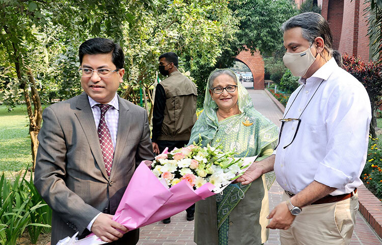 প্রধানমন্ত্রী শেখ হাসিনা বাংলাদেশ আওয়ামী লীগের সভাপতি দশমবারের মতো সভাপতি নির্বাচিত হওয়ায় আজ গণভবনে যুবলীগ চেয়ারম্যান শেখ ফজলে শামস্ পরশ ও ঢাকা দক্ষিণ সিটি কর্পোরেশনের মেয়র ব্যারিস্টার শেখ ফজলে নূর তাপস আওয়ামী লীগ সভাপতি প্রধানমন্ত্রী শেখ হাসিনাকে ফুল দিয়ে শুভেচ্ছা জানান। ছবি: ইয়াসিন কবির জয়