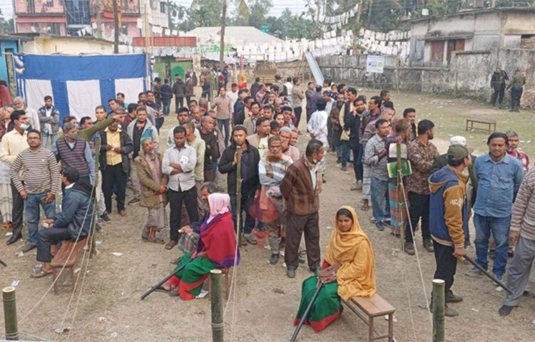 রংপুর সিটি করপোরেশন নির্বাচনের ভোটগ্রহণ শুরু হয় সকাল সাড়ে ৮টায়। ভোটারদের লাইনে দাঁড়িয়ে অপেক্ষা করতে দেখা যায়। ছবি: জীতু কবির
