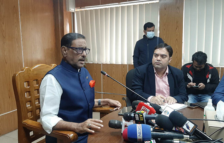 অন্যান্য দেশের বিবেচনায় ঢাকার মেট্রোরেলের ভাড়া বেশি নয় বলে জানিয়েছেন সড়ক পরিবহন ও সেতুমন্ত্রী এবং আওয়ামী লীগ সাধারণ সম্পাদক ওবায়দুল কাদের। তিনি বলেছেন, এখন রিকশায় উঠলেই তো ন্যূনতম ২০ টাকা ভাড়া দিতে হয়। সুতরাং ঢাকার মেট্রোর ভাড়া তো বেশি নয়। আজ দুপুরে সচিবালয়ে মন্ত্রণালয়ের সভাকক্ষে সাংবাদিকদের সঙ্গে মতবিনিময়কালে তিনি এ কথা জানান। ছবি: জাগো নিউজ