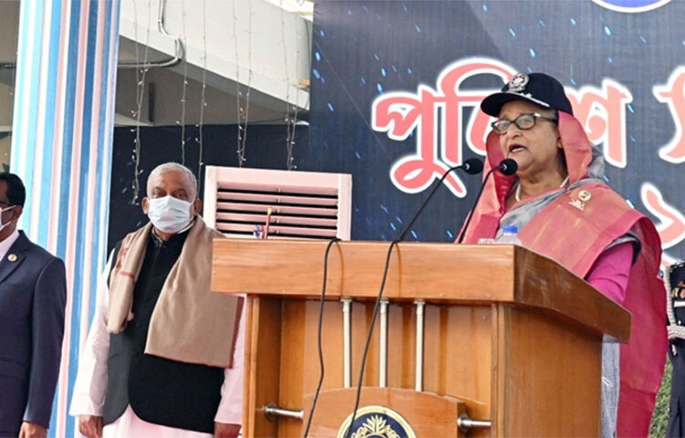 পুলিশ জনগণের আস্থা অর্জন করতে পেরেছে দাবি করে প্রধানমন্ত্রী শেখ হাসিনা বলেছেন, জনগণের মনে পুলিশের প্রতি যেই আস্থা সৃষ্টি হয়েছে, আশি করি তা অক্ষুণ্ণ থাকবে। আজ রাজধানীর রাজারবাগ পুলিশ লাইন্সে পুলিশ সপ্তাহের উদ্বোধনী অনুষ্ঠানে এ কথা বলেন প্রধানমন্ত্রী। করোনার কারণে গত দুই বছর তিনি সশরীরে পুলিশ সপ্তাহের অনুষ্ঠানে উপস্থিত হতে পারেননি। ছবি: পিআইডি