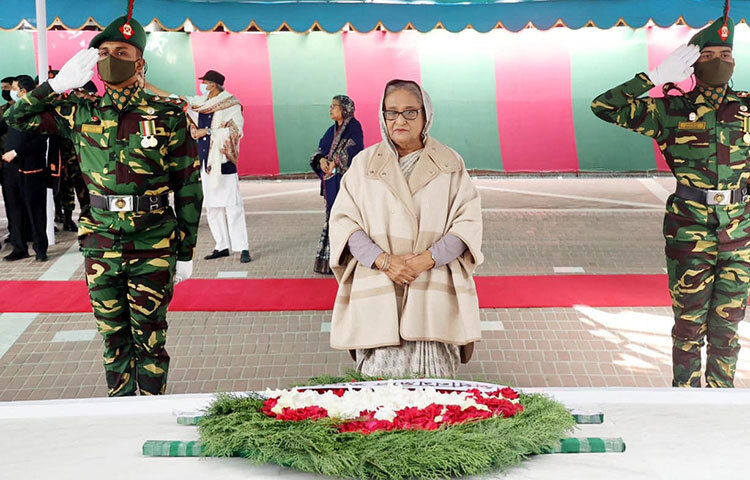 প্রধানমন্ত্রী শেখ হাসিনা টুঙ্গিপাড়ায় জাতির পিতা বঙ্গবন্ধু শেখ মুজিবুর রহমানের সমাধিতে ফুল দিয়ে শ্রদ্ধা নিবেদন ও দোয়া করেছেন। ছবি: ইয়াসিন কবির জয়