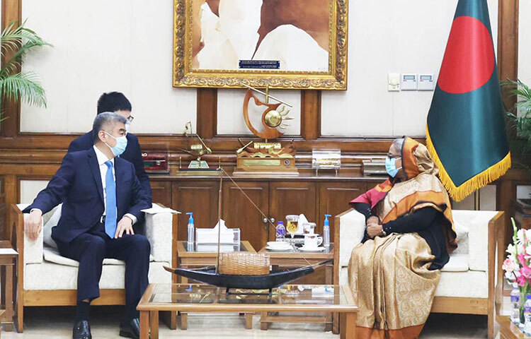 প্রধানমন্ত্রী ও আওয়ামী লীগ সভানেত্রী শেখ হাসিনা বলেছেন, তার দল ক্ষমতায় এলে দেশের উন্নয়নের ধারাবাহিকতা অব্যাহত রাখবে এবং জনগণের সেবা করবে। আজ প্রধানমন্ত্রীর সরকারি বাসভবন গণভবনে চীনের কমিউনিস্ট পার্টির (সিপিসি) কেন্দ্রীয় কমিটির আন্তর্জাতিক বিভাগের সহকারী মন্ত্রী চেন ঝোয়া সৌজন্য সাক্ষাৎ করতে এলে শেখ হাসিনা এসব কথা বলেন। ছবি: ইয়াসিন কবির জয়