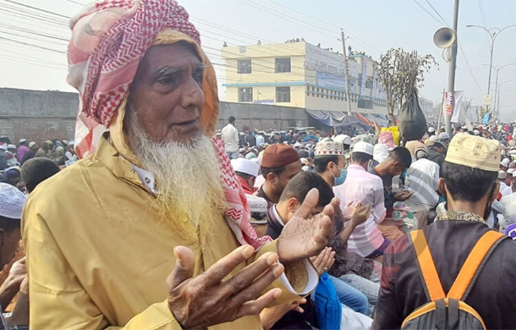 মুসলিম উম্মাহর সুদৃঢ় ঐক্য, দুনিয়া ও আখেরাতের শান্তি, দেশের কল্যাণ কামনায় আখেরি মোনাজাত হয়েছে। এর মধ্য দিয়ে শেষ হলো তাবলিগ জামাত আয়োজিত ৫৬তম বিশ্ব ইজতেমার প্রথম পর্ব। মোনাজাত পরিচালনা করেন বিশ্ব তাবলিগ জামাতের শীর্ষস্থানীয় বাংলাদেশের মাওলানা হাফেজ জুবায়ের। তিনি আরবি, উর্দু ও বাংলা ভাষায় মোনাজাত করেন। ছবি: মাহবুব আলম