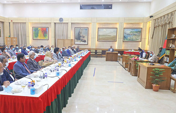 দেশের সরকারি বিশ্ববিদ্যালয়গুলোর উন্নয়ন ও কল্যাণমূলক কাজ পরিচালনায় অ্যালামনাই অ্যাসোসিয়েশনের মাধ্যমে নিজস্ব তহবিল গড়ে তোলার পরামর্শ দিয়েছেন প্রধানমন্ত্রী শেখ হাসিনা। আজ গণভবনে বিভিন্ন পাবলিক বিশ্ববিদ্যালয়ের ভাইস-চ্যান্সেলরদের সমন্বয়ে গঠিত ‘বাংলাদেশ বিশ্ববিদ্যালয় পরিষদ’ এর স্ট্যান্ডিং কমিটির সদস্যদের সঙ্গে সৌজন্য সাক্ষাতকালে তিনি এ কথা বলেন। ছবি: ইয়াসিন কবির জয়