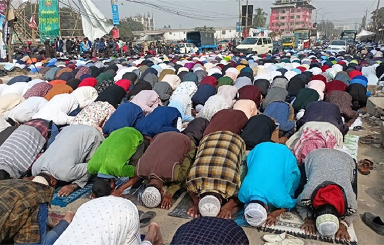 বিশ্ব ইজতেমার দ্বিতীয় পর্বের প্রথম দিন শুক্রবার হওয়ায় ইজতেমা মাঠে বৃহৎ জুমার নামাজের জামাত অনুষ্ঠিত হয়েছে। আজ দুপুর ১টা ৫০ মিনিটে জামাত শুরু হয়। নামাজে ইমামতি করেন দিল্লি নিজামুদ্দিন মারকাজের মাওলানা সাদের বড় ছেলে মাওলানা ইউসুফ বিন সাদ কান্দলভী। ছবি: মো. আমিনুল ইসলাম