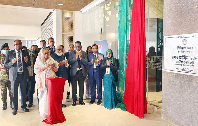 প্রধানমন্ত্রী শেখ হাসিনা আজ সকালে রাজধানীর আগারগাঁওয়ে বাংলাদেশ বিনিয়োগ উন্নয়ন কর্তৃপক্ষ (বিডা) এর নবনির্মিত ভবন সুইচ টিপে উদ্বোধন করে দোয়া মোনাজাত করেন ও বক্তব্য রাখেন। ছবি: ইয়াসিন কবির জয়