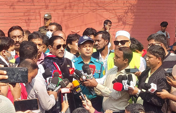 মেট্রোরেলের পিলারে যারা পোস্টার লাগিয়েছেন, নিজ দায়িত্বে সেগুলো না সরালে ব্যবস্থা নেওয়া হবে বলে জানিয়েছেন সড়ক পরিবহন ও সেতুমন্ত্রী ওবায়দুল কাদের। আজ রাজধানীর মৎসভবন এলাকায় বাংলাদেশ সড়ক পরিবহন কর্তৃপক্ষের (বিআরটিএ) উদ্যোগে আয়োজিত অনুষ্ঠানে তিনি এ কথা বলেন। ছবি: বিপ্লব দিক্ষিৎ