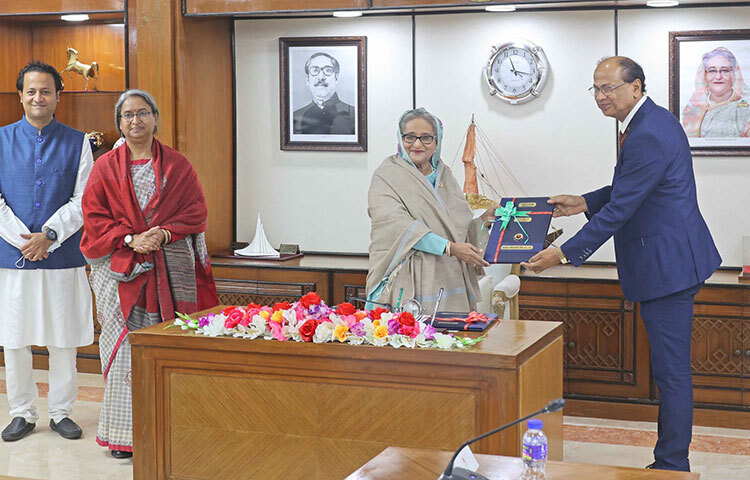 প্রধানমন্ত্রী শেখ হাসিনা শিক্ষার হার বাড়াতে সংশ্লিষ্ট সবাইকে একযোগে কাজ করার আহবান জানিয়েছেন। তিনি আজ সকালে এইচএসসি ও সমমানের পরীক্ষার ফল প্রকাশের সময় এ আহবান জানান। তিনি বলেন, ‘আমাদের শিক্ষার হার বর্তমানে ৭৫ দশমিক ২ শতাংশ থেকে আরও বাড়াতে হবে।’ ছবি: ইয়াসিন কবির জয়