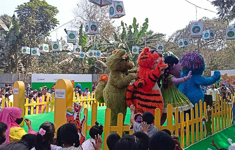 দিন যত যাচ্ছে, জমে উঠছে অমর একুশে বইমেলা। মাসব্যাপী এ মেলা ঘিরে সপ্তাহের প্রতি শুক্র ও শনিবার থাকছে ‘শিশু প্রহর’। মেলার সোহরাওয়ার্দী উদ্যান অংশে তৈরি করা হয়েছে অস্থায়ী শিশু চত্বর। শুক্রবার ছুটির দিনে নেচে গেয়ে সিসিমপুর অনুষ্ঠান উদযাপন করেছে শিশুরা। ছবি: বিপ্লব দিক্ষিৎ