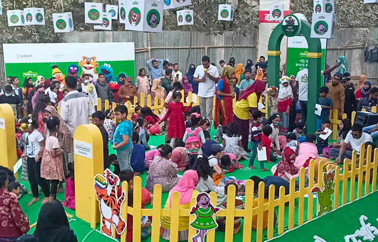 অমর একুশে বইমেলার সোহরাওয়ার্দী উদ্যানে করা হয়েছে অস্থায়ী শিশুচত্বর। শুক্র ও শনিবার, ছুটির দিনে এখানে দেখানো হয় সিসিমপুর। টিভিতে দেখা অনুষ্ঠানটি মেলায় এসে দেখে বেশ উপভোগ করে শিশুরা। পছন্দের চরিত্র টুকটুকি, হালুম, ইকরি আর শিকুদের সঙ্গে নেচে-গেয়ে সময় পার করে তারা। ছবি: বিপ্লব দিক্ষিৎ