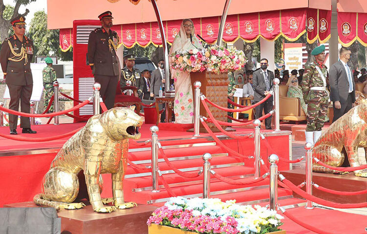 প্রধানমন্ত্রী শেখ হাসিনা আজ সকালে চট্টগ্রামের দি ইস্ট বেঙ্গল রেজিমেন্টাল সেন্টারের দরবারে দশম টাইগার্স পুনর্মিলনী অনুষ্ঠানে বক্তব্য রাখেন। ছবি: ইয়াসিন কবির জয়