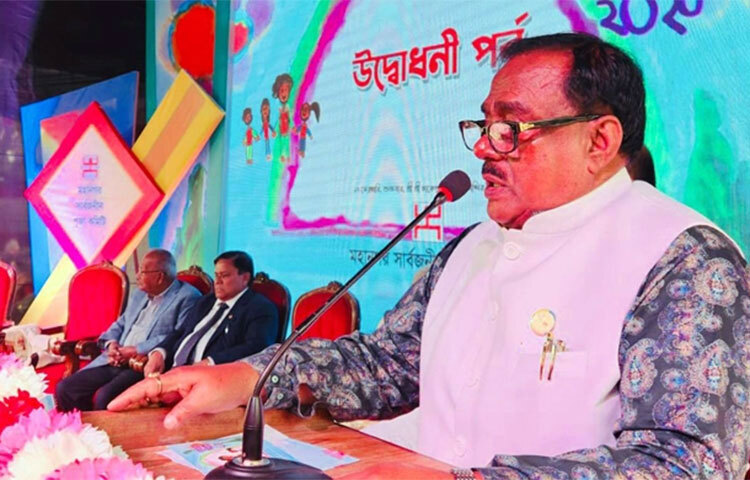 খাদ্যমন্ত্রী সাধন চন্দ্র মজুমদার বলেছেন, মহান স্বাধীনতা যুদ্ধের সময়েও দেশে সাম্প্রদায়িক শক্তি ছিল, এখনও আছে। আজ ঢাকেশ্বরী জাতীয় মন্দির প্রাঙ্গণে মহানগর পূজা উদযাপন কমিটি আয়োজিত ‘মহানগর পরিবার দিবস ২০২৩’ উদ্বোধন অনুষ্ঠানে এসব কথা বলেন তিনি। ছবি: জাগো নিউজ